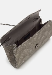 Bolso de mano gris con textura y patrón en ondas, que cuenta con un cierre a presión y una correa de cadena. El interior incluye un bolsillo para tarjetas y un forro suave.