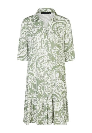 Robe boutonnée longueur genou à imprimé cachemire floral vert et blanc, avec manches courtes et col ouvert.