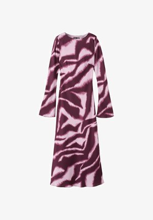 Haljina s dugim rukavima i širokim manžetnama, ukrašena apstraktnim uzorkom zebre u ružičastim i grimiznim nijansama, s okruglim izrezom na vratu.