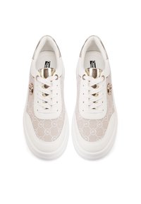 Sneaker bianche con tomaia in tela beige e motivo a logo ripetuto, hardware color oro e suole crema. Lacci piatti e colletto imbottito.
