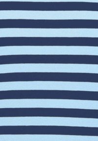 Raidoitettu kangas, jossa vuorottelevat vaaleansiniset ja tummansiniset värit, sisältäen vaakasuoria linjoja, joilla on pehmeä rakenne.