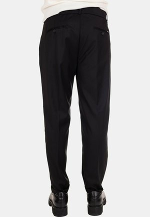 Pantaloni eleganti neri con un design slim, caratterizzati da una texture liscia, passanti per cintura e due tasche posteriori con chiusura a bottoni.