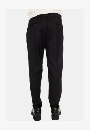 Pantaloni eleganti neri con un design slim, caratterizzati da una texture liscia, passanti per cintura e due tasche posteriori con chiusura a bottoni.