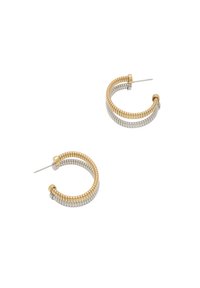 Hängande örhängen med växlande sektioner av guld- och silverfärgad metall, med en spiralformad design och en rak stift för fastsättning.