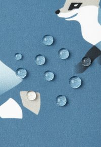 Waterafstotende stof met een blauwe achtergrond en een patroonontwerp met diermotieven; waterdruppels op het oppervlak.