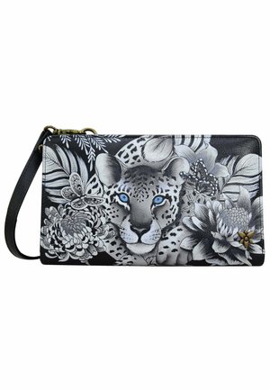 Zwarte polstasje met een gedetailleerd luipaardgezicht, blauwe ogen, bloemen- en vlinderontwerpen in grijstinten aan de voorkant.