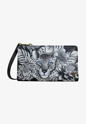Zwarte portemonnee met een luipaardmotief omringd door bloemillustraties. Het ontwerp bevat blauwe ogen en gouden hardwareaccenten.