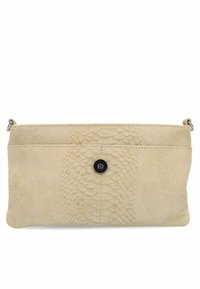 Pochette in suede beige con una texture a forma di serpente, caratterizzata da una chiusura a scatto nera e dettagli in metallo argentato. Forma rettangolare compatta.