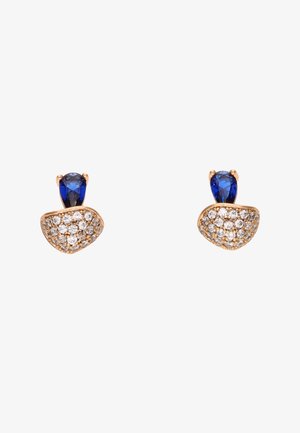 Arany fülbevalók, melyeken csepp alakú kék zafír látható, egy ívelt halom kis átlátszó gyémánt felett.