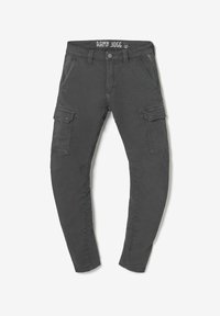 Pantalones de chándal cargo en gris oscuro con múltiples bolsillos laterales, perneras ajustadas y una cinturilla etiquetada como "ARMY JOGG". Tejido de mezcla de algodón, textura suave.