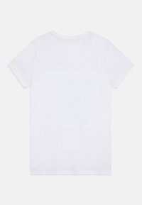 Camiseta blanca de algodón con mangas cortas, cuello redondo y espalda lisa. Textura suave, sin patrones ni acentos visibles.