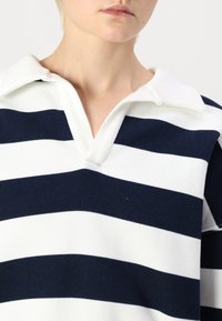 Abercrombie & Fitch ESSENTIAL JOHNNY  - Bluză de molton - cloud dancer/navy