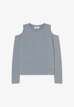 Suéter azul claro acanalado con diseño de hombros descubiertos, con tachuelas decorativas doradas cerca del escote. Textura suave y ajuste relajado.