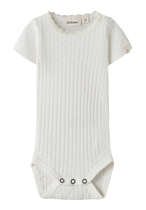 Body blanco para bebé de manga corta con rayas verticales texturizadas, escote de encaje y tres botones a presión en la entrepierna.