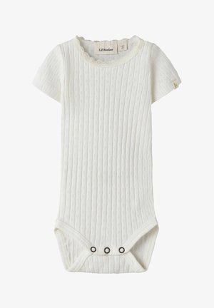 Hvid baby body med korte ærmer med teksturerede lodrette striber, blonder ved halsudskæringen og tre trykknapper i skridtet.