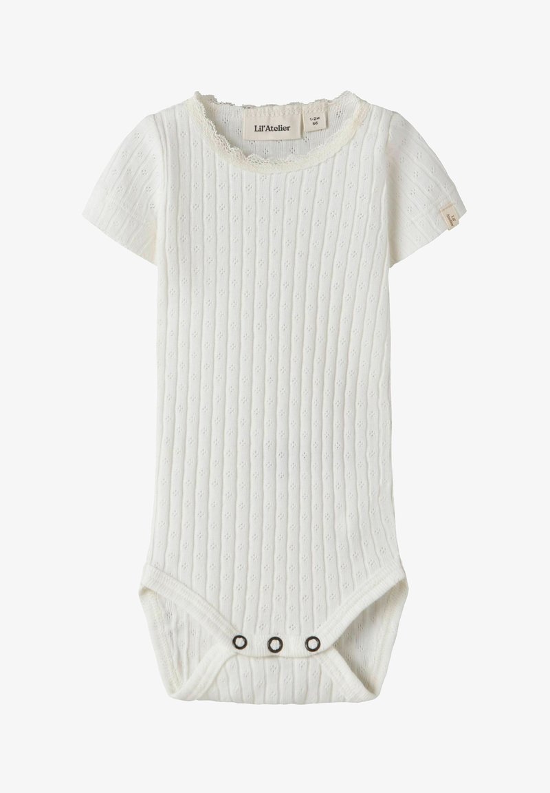 Body blanc pour bébé à manches courtes avec rayures verticales texturées, encolure en dentelle et trois pressions à l'entrejambe.