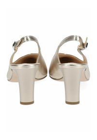 Złote metaliczne szpilki z otwartym tyłem, okrągłym noskiem i smukłą, konturowaną blokową obcasem. Posiadają regulowany pasek na kostkę z srebrną klamrą.