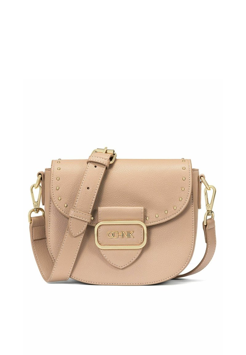 Beżowa skórzana torebka na ramię z złotymi akcentami, ćwiekami i zapięciem na klapkę. Zawiera regulowany pasek oraz prostokątny detal z klamrą.