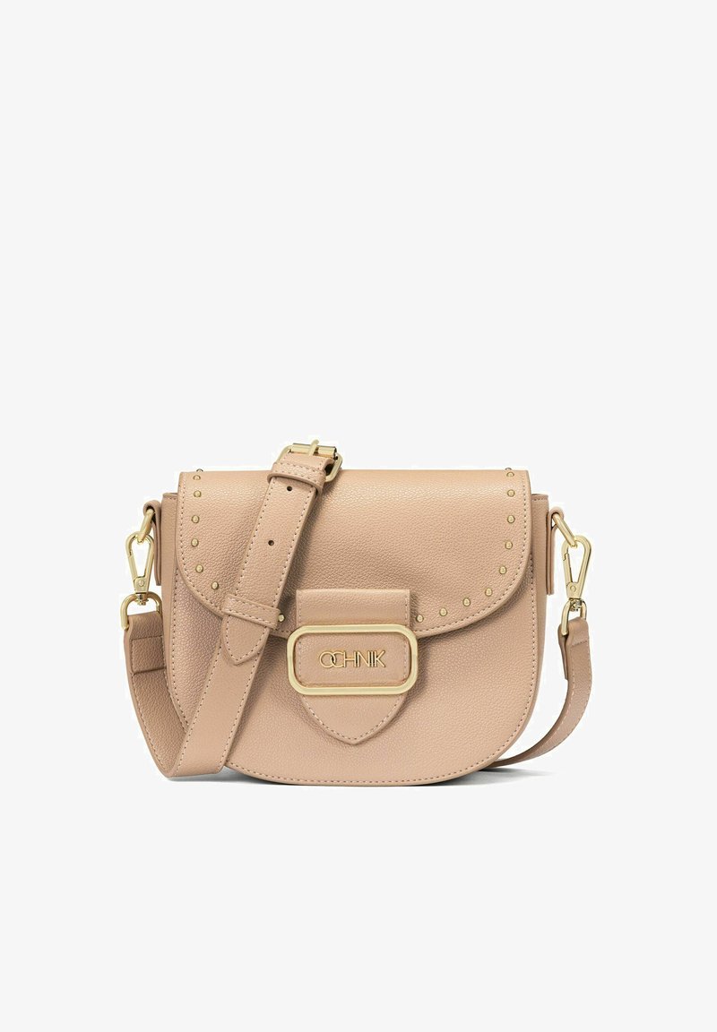 Beżowa skórzana torebka na ramię z złotymi akcentami, ćwiekami i zapięciem na klapkę. Zawiera regulowany pasek oraz prostokątny detal z klamrą.