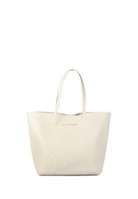 Krämfärgad axelväska med präglade bokstäver, robusta handtag och en rymlig design. Tillverkad av syntetmaterial med en texturerad yta.