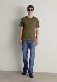 GANT PRINTED ARCHIVE SHIELD - T-Shirt basic - juniper green