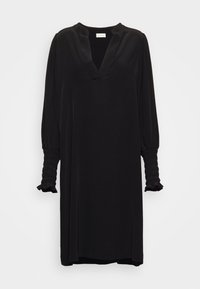 Vestido negro con escote en V y mangas largas, presenta un detalle fruncido en los puños de las mangas y una textura de tela suave. Diseño de longitud media.