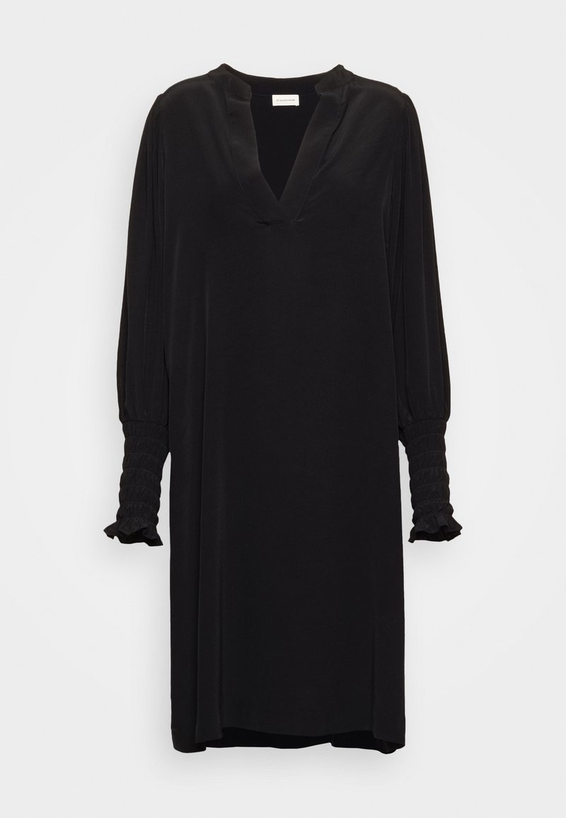 Vestido negro con escote en V y mangas largas, presenta un detalle fruncido en los puños de las mangas y una textura de tela suave. Diseño de longitud media.