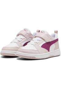 Sneaker bianche e rosa chiaro con una striscia laterale viola, in pelle texturizzata, design della punta perforato e una fascetta in Velcro per la chiusura.