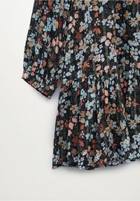 Kukallinen mekko, jossa on musta tausta ja monivärisiä kukkia sinisen, vaaleanpunaisen ja oranssin sävyissä. Pitkät hihat ja kerätty vyötäröyksityiskohta.