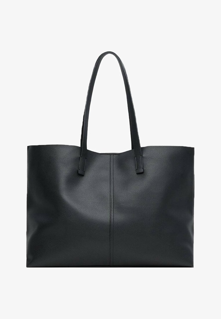 Sac cabas en cuir noir avec deux longues anses et une couture verticale simple au centre sur fond blanc.