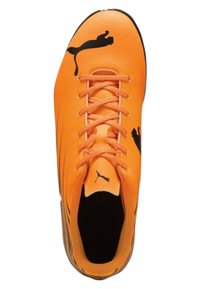 Scarpa da calcio arancione con loghi Puma neri, dotata di una tomaia in sintetico liscio, design con lacci e suola texture per una migliore aderenza.