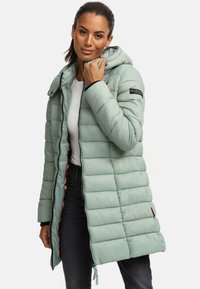 Abrigo acolchado en verde claro, con capucha, cremallera frontal y bolsillos laterales, que presenta un parche de logo negro en la manga.