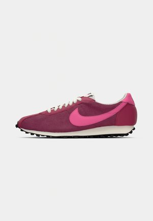 Nike teniske z maroon zgornjim delom iz teksturirane tkanine, rožnatimi detajli, belimi vezalkami in črnim gumijastim podplatom. Klasična zasnova tekaške čevlje.