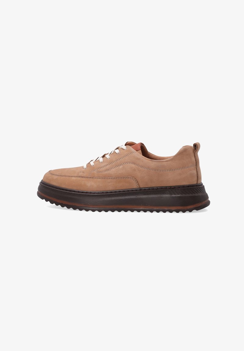 Brązowe zamszowe sneakersy z białymi sznurówkami, o zaokrąglonym nosku i grubej, teksturowanej brązowej podeszwie. Posiadają subtelny wzór przeszyć wzdłuż boków.