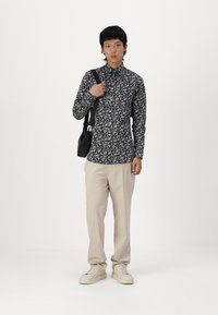 Selected Homme SLHSLIM PERFORMANCE SHIRT - Srajca - black paisley