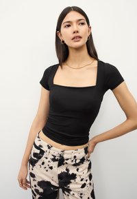 REGULAR FIT - SOFT TOUCH SQUARE NECK SHORT SLEEVE  - Paprasti marškinėliai - black