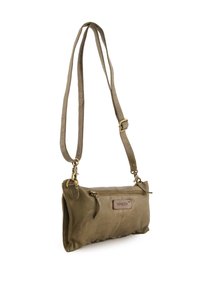 Olivengrønt læder crossbody taske med lynlås, justerbar rem og et logo patch foran. Glat tekstur og slankt design.