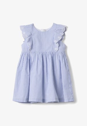 Blau-weiß gestreiftes ärmelloses Kleid mit Rüschen an den Schultern und geraffter Taille.