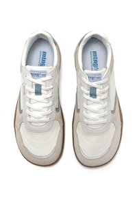 Par de zapatillas blancas y beige con cordones, detalles en azul, cuello acolchado y suelas de goma, vistas desde arriba sobre un fondo blanco.