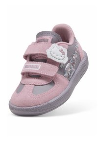 Puma tenisice s ružičastim nubukom i sivo-sintetičkim akcentima, sa dvostrukim čičak trakama, oznakom Hello Kitty i bočnim detaljem u obliku zvijezda.
