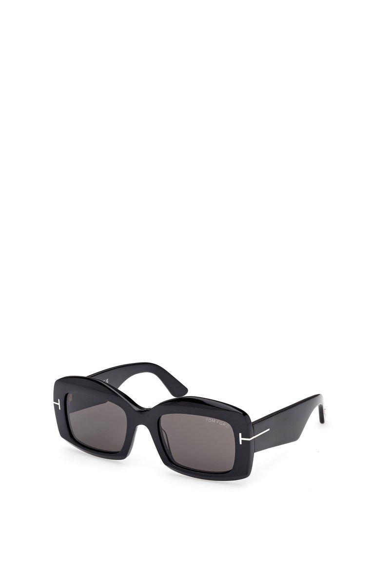 Schwarze rechteckige Sonnenbrille mit dunklen Gläsern, dickem, glänzendem Kunststoffrahmen und silbernen Akzenten an den Bügeln.