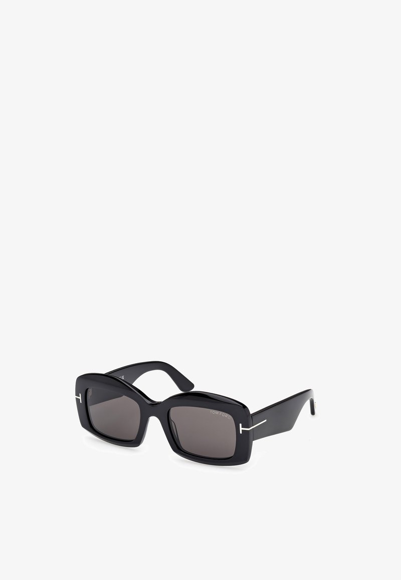 Černé obdélníkové sluneční brýle s tmavými skly, tlustým lesklým plastovým rámem a stříbrnými akcenty na nohách.