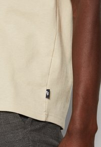 Nike Sportswear TEE - Paprasti marškinėliai - rattan