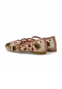 Bailarinas bordadas en tejido crema con estampados florales, acentos en rosa y suela de goma plana. Presentan tiras entrelazadas.