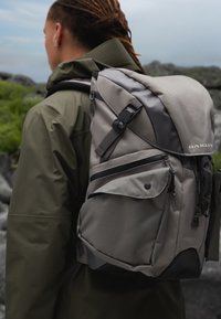 Oakley LATITUDE BACKPACK UNISEX - Hátizsák - granite gray