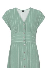 Hellgrünes Kleid mit kurzen Ärmeln, vertikalen weißen Streifen, Knöpfen vorne und einem taillierten Taillenband-Detail.