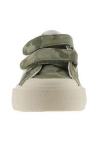 Sneakers in tela camouflage verde con due fasce a strappo, suola in gomma off-white e lato testurizzato per una migliore aderenza.