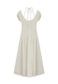 Vestido corto de crema con mangas abullonadas, frente abotonado y un cuerpo ceñido que fluye hacia una falda acampanada; se ata en la parte posterior. Textura de tela suave.