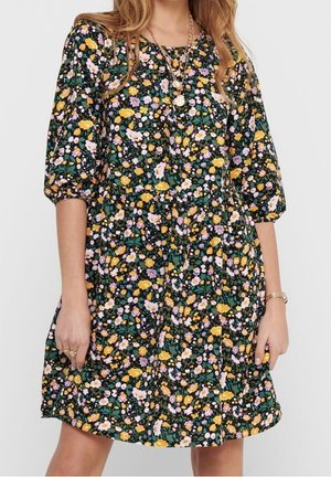 Abito nero floreale con maniche corte a sbuffo, corpetto aderente e gonna ampia, decorato con fiori gialli, rosa e bianchi su uno sfondo verde.