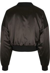 Blouson aviateur court en satin brun foncé, avec un col et des poignets côtelés noirs, présentant une texture lisse et légèrement brillante.